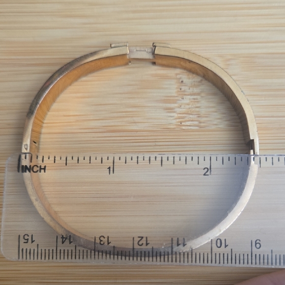 Elegant White and Gold Bracelet - Picture 2 of 5